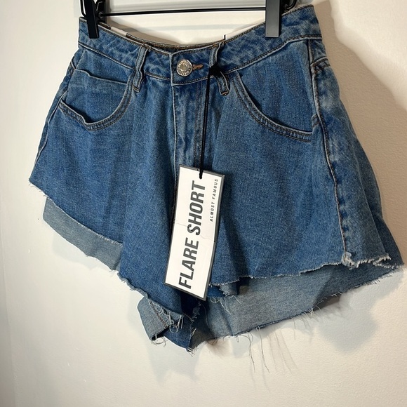NWT | Womens | Almost Famous | The Flare Short | Size 7 - Picture 2 of 5